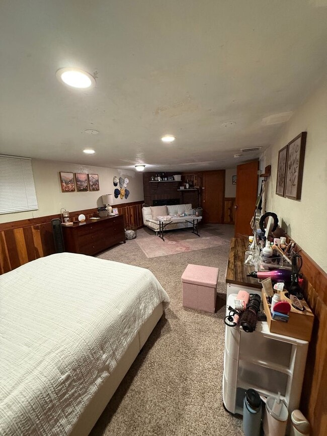 Building Photo - 4 Bedroom, 2 bath Unit very close to Regis University, restaurants and shops