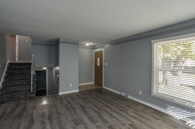 Building Photo - Great Urbandale home!