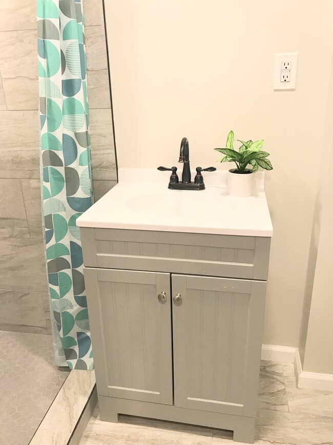 Newly renovated bathroom - 4806 Cherokee St