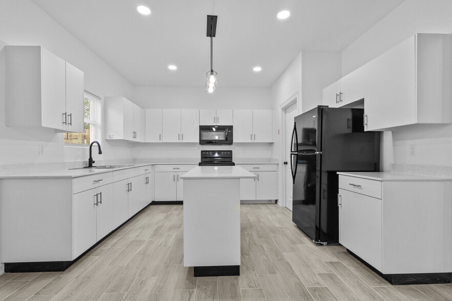 Building Photo - 1801 Atrium Place Dr