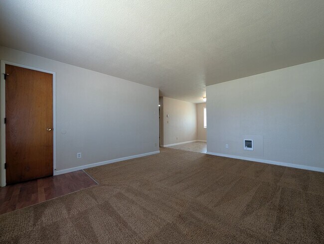 Building Photo - Nice 2 bed/1 bath duplex off River Road