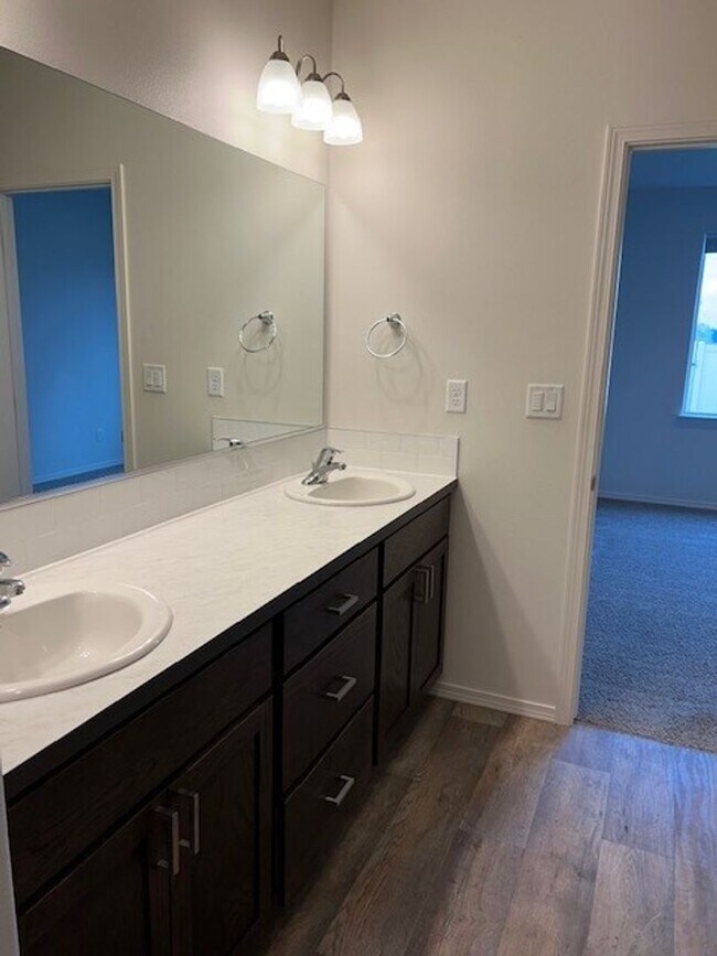 Building Photo - Beautiful 3-Bedroom, 2-Bathroom Home in Sp...