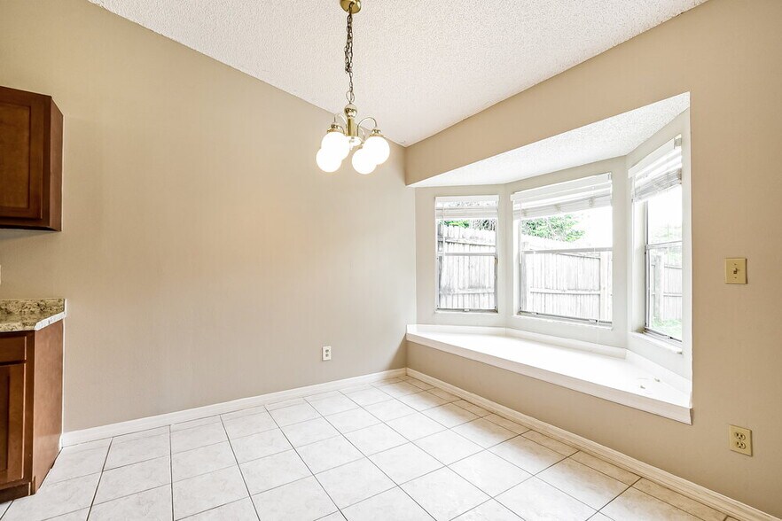 Building Photo - 9324 Pavillion Dr