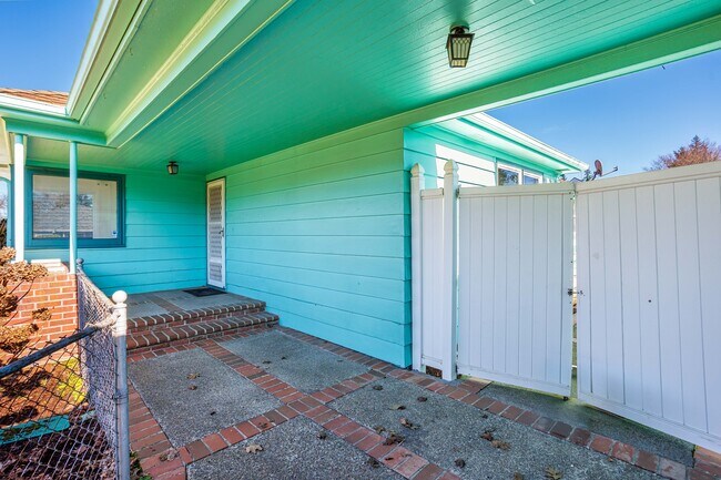 Building Photo - 1910 NE Cramer St