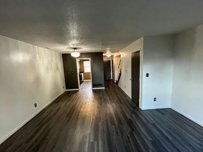 Building Photo - 368-368 Windsor Park Dr