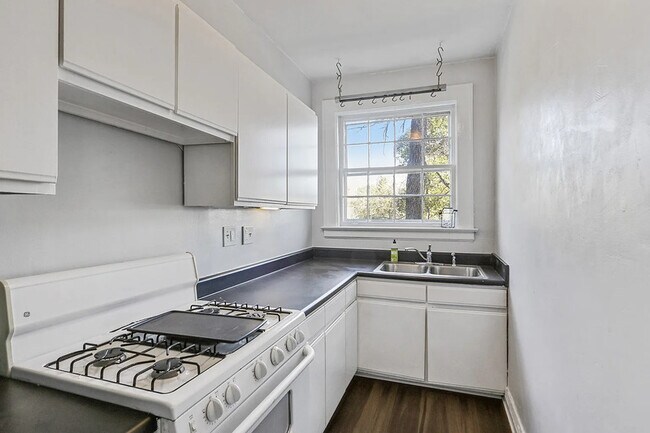 Building Photo - 21 Peachtree Memorial Dr NW