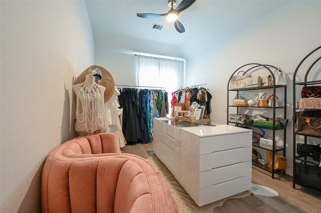 Building Photo - 5233 Darling St