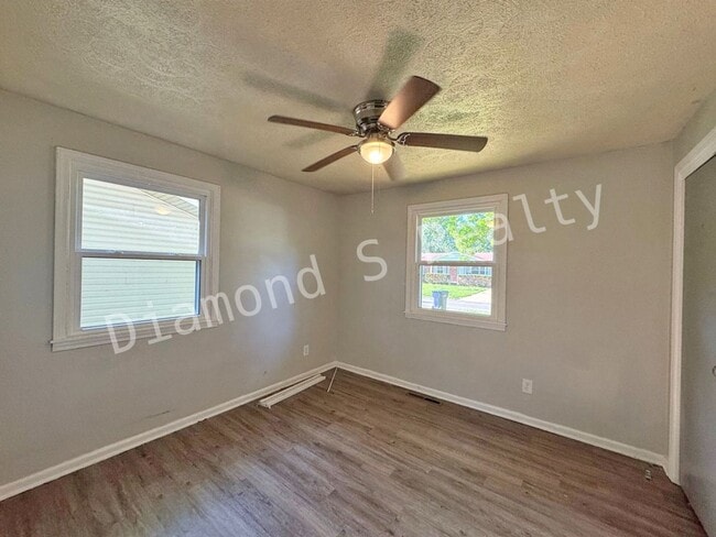 Building Photo - Charming 3 bedroom home located in the hea...