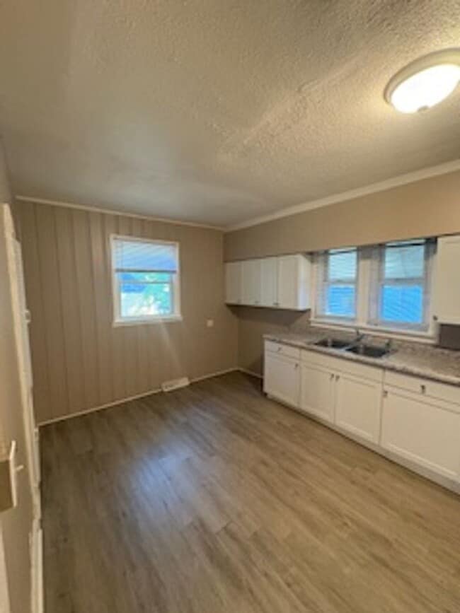 Building Photo - 3 Bedroom / 2 Bathroom House in Peoria, IL