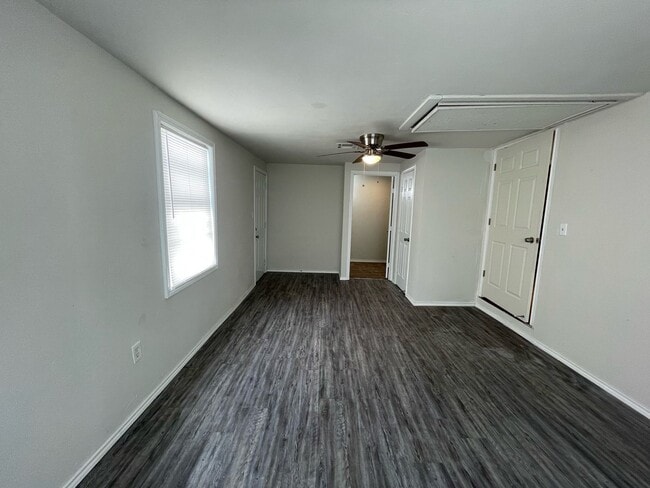 Building Photo - Del City Three Bedroom - Complete Remodel!