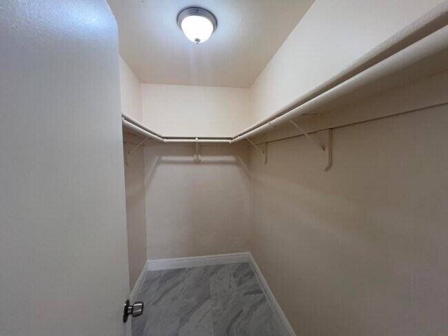 Building Photo - 7926 Burlwood Ln