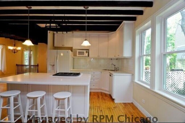 Building Photo - 1357 N Wolcott Ave