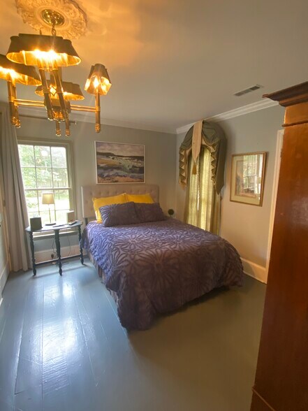 bedroom space - 420 Porter St