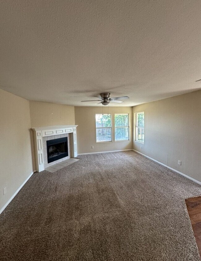 Building Photo - AVAILABLE NOW! (SECTION 8 ACCEPTED)