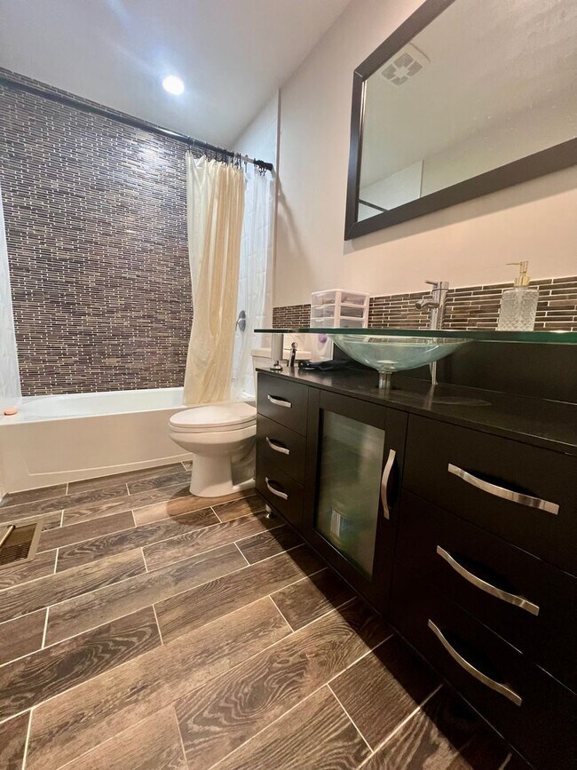 Building Photo - Stunning 3-Bedroom Townhome in Francisville! Available NOW!