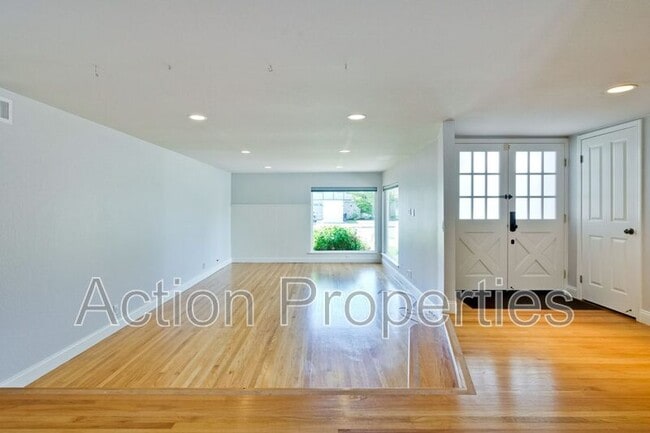 Building Photo - 1549 Alisal Ave