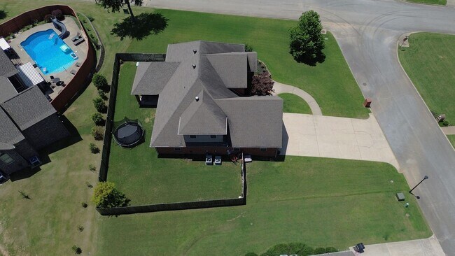 Building Photo - Beautiful 5-bed/3-bath home with covered patio