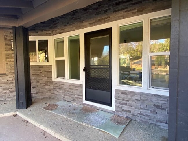 Building Photo - Beautiful 2 Bedroom/2 Bathroom Home with a Great Room, Fireplace and access to shared swimming pool