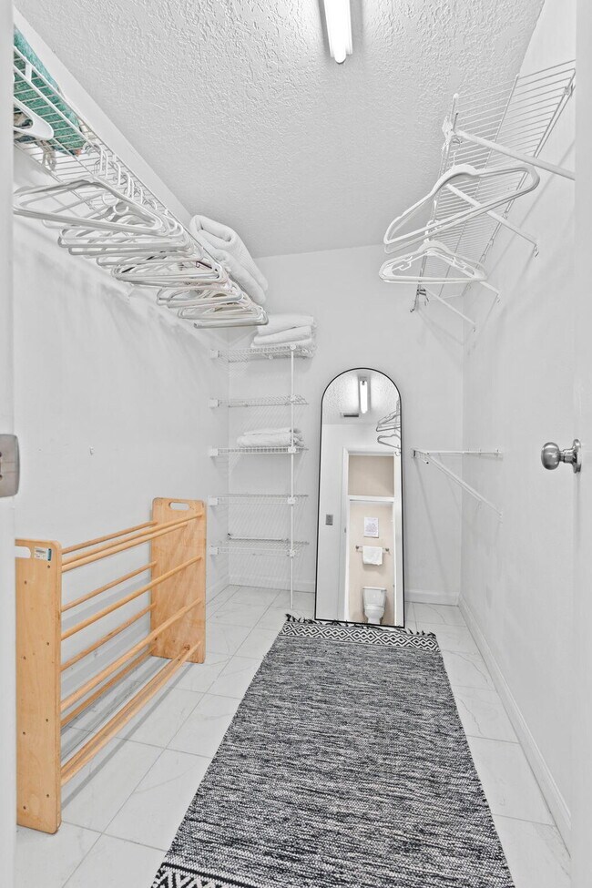 Building Photo - 1599 Bayridge Pl