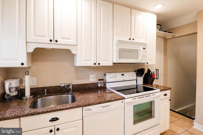 Building Photo - 3620 S Taylor St