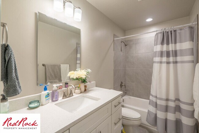 Building Photo - Beautiful townhome in desirable neighborho...