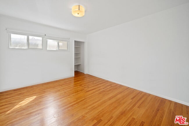 Building Photo - 2124 Hillsboro Ave