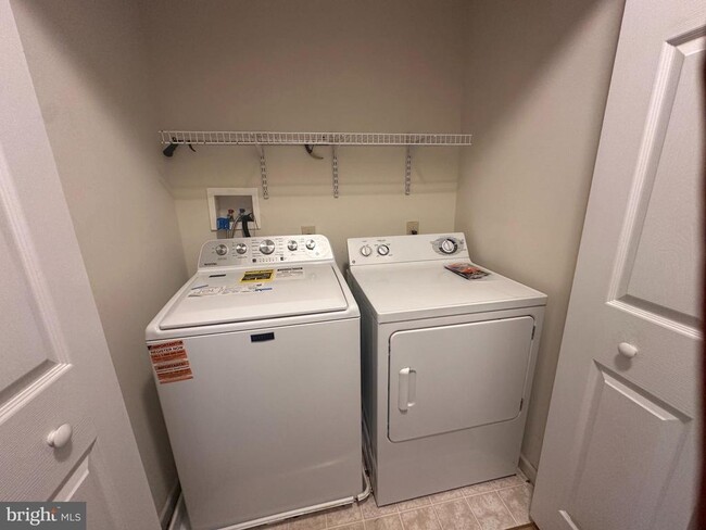 Building Photo - 937 Cholet Dr