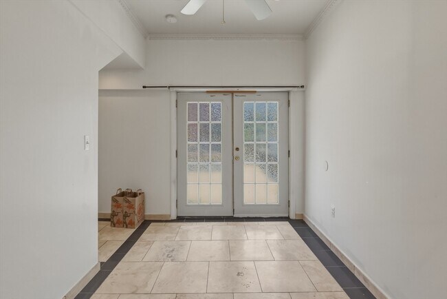 Building Photo - 573 Somerville Ave