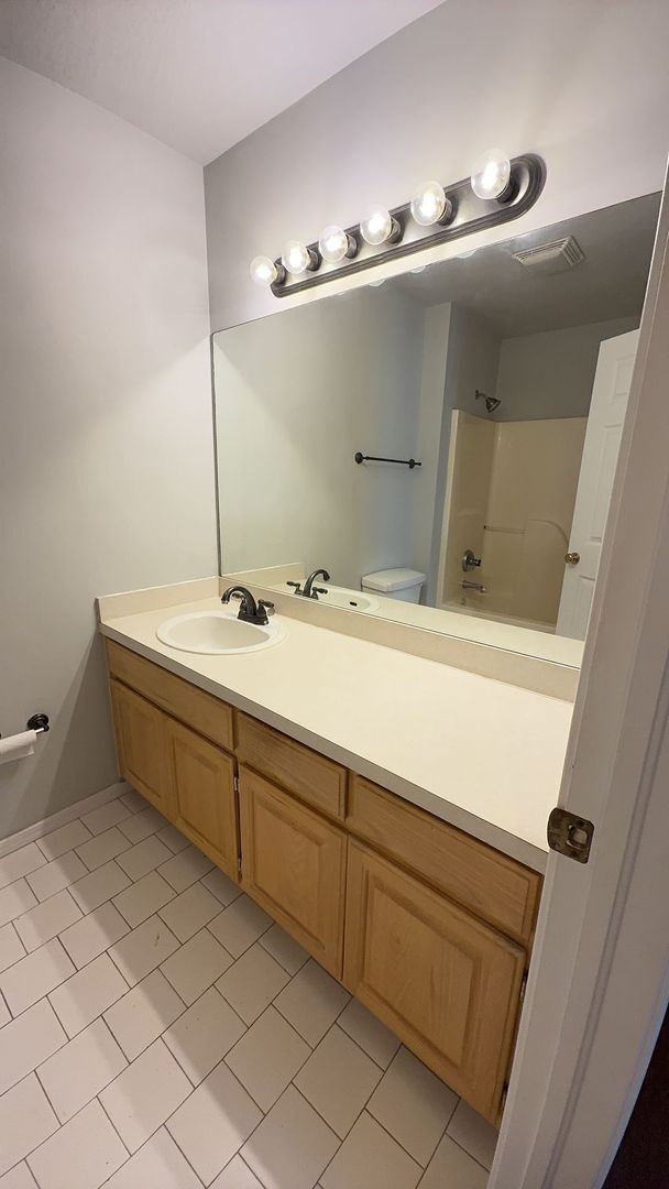 Building Photo - Welcome to this charming 3-bedroom, 2-bath...