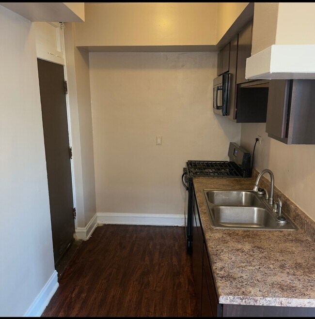 Building Photo - 8054 s Hermitage