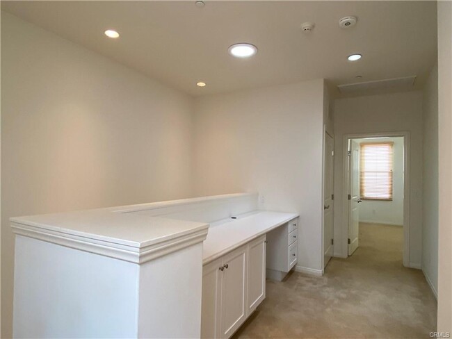 Building Photo - 32 Ovation