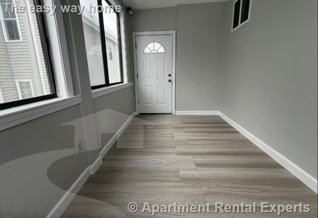 Building Photo - 158 Holland St