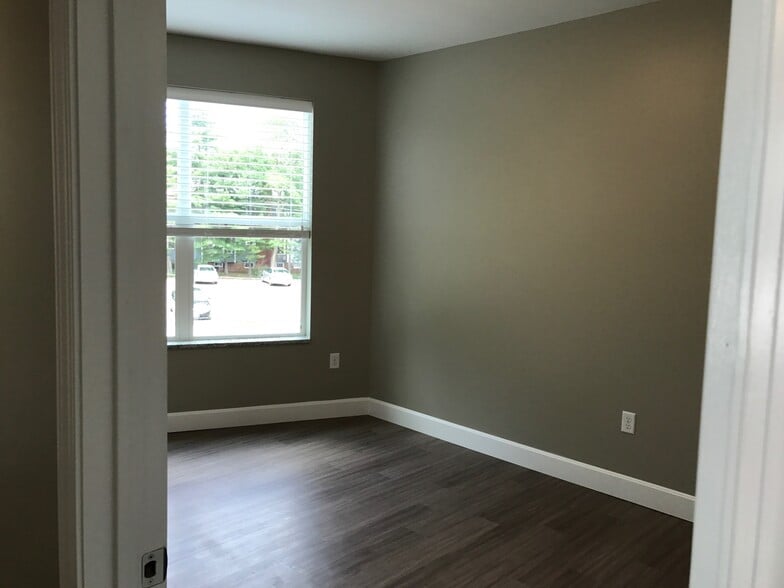 Building Photo - 12 E Carpenter St