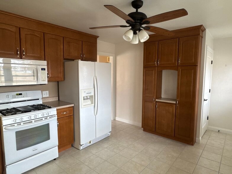 Building Photo - 233 Manor Dr