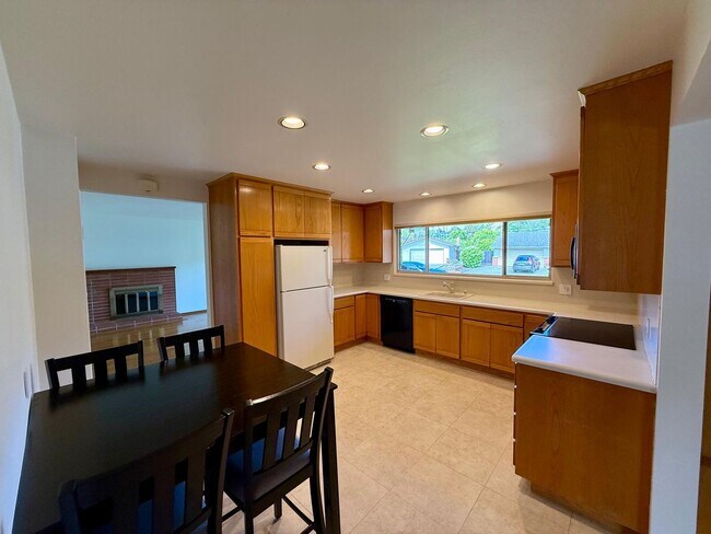 Building Photo - THREE BED / TWO BATH SINGLE LEVEL TERRA LINDA HOME WITH FAMILY ROOM AND A/C