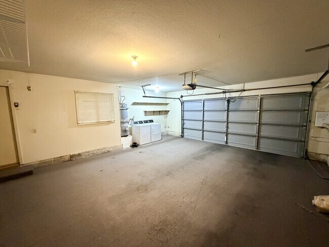 Building Photo - 38441 Oaktree Loop