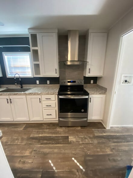 Building Photo - 325 Robin Ln