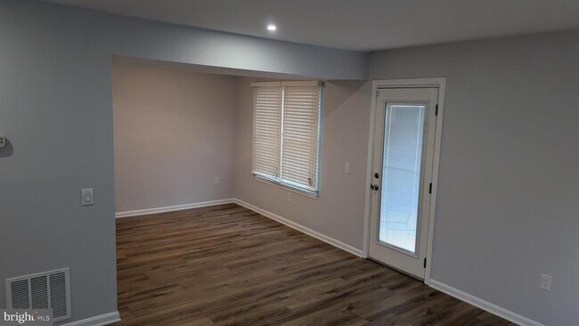 Building Photo - 3801 Ernst Dr