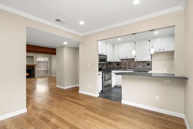 Building Photo - Beautiful 3-bedroom, 3-bathroom townhome  ...