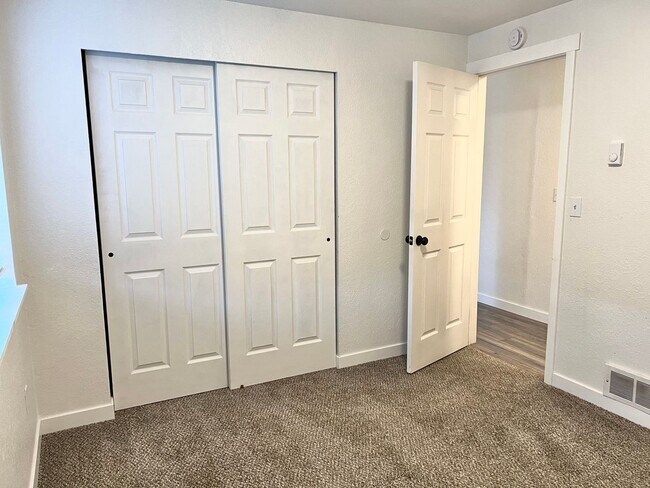 Building Photo - AVAILABLE NOW! 3BD 1.75 BATH SINGLE STORY HOME LARGE CORNER LOT