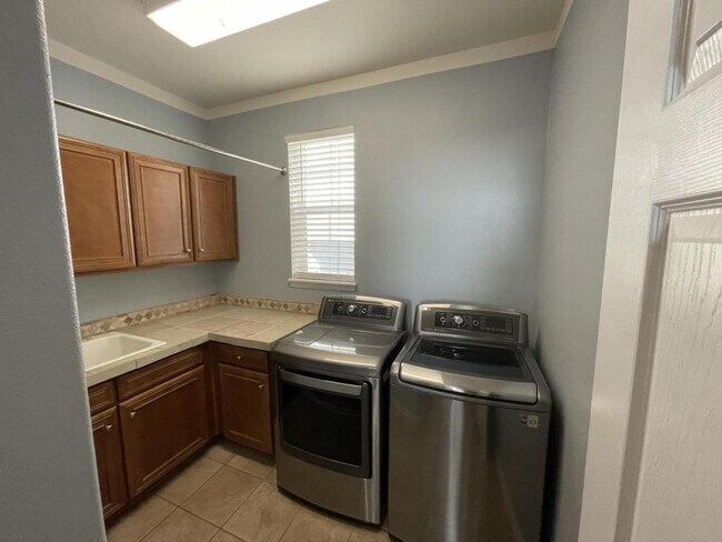 Building Photo - 12965 Banyon Cir
