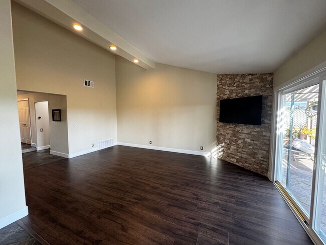 Building Photo - Stunning Mission Viejo home with a View