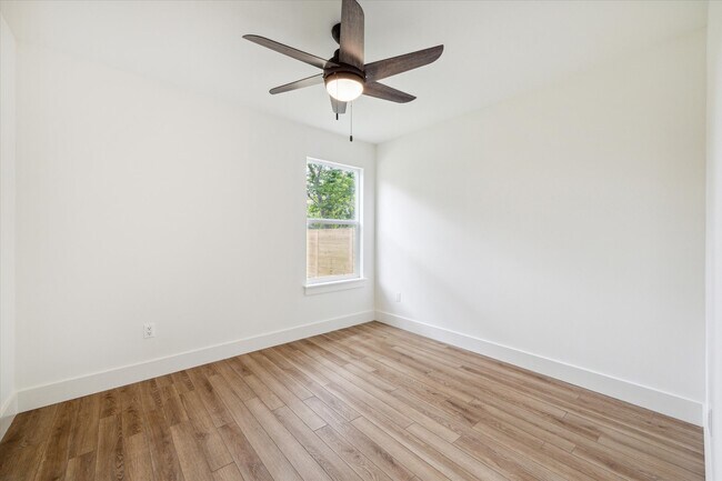 Building Photo - 9319 Carousel Ln