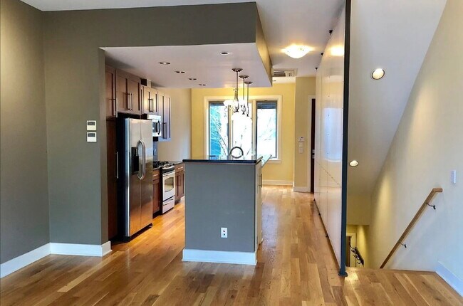 Building Photo - 302 Van Buren St