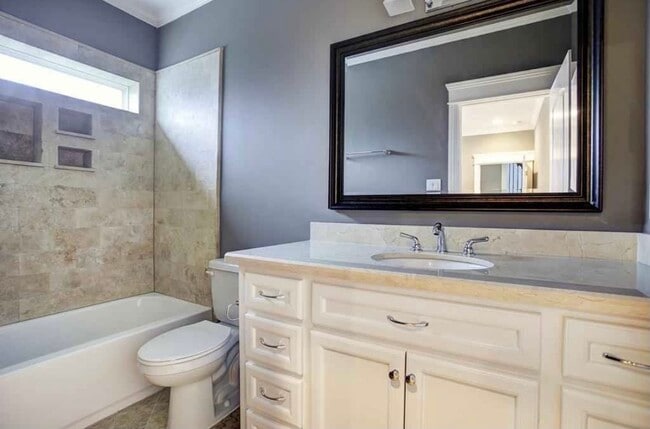 Building Photo - 2115 Bidwell Dr