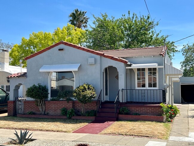 Building Photo - 228 E 17th St