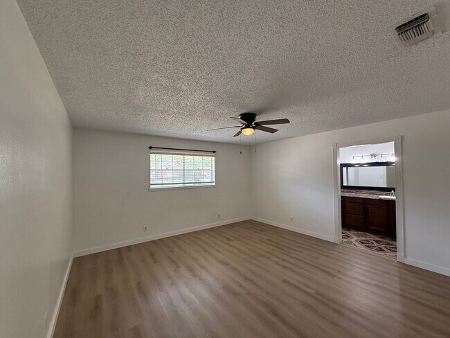 Building Photo - BEAUTIFUL 4 Bedroom 2 Bath  home with spacious backyard AVAILABLE NOW!