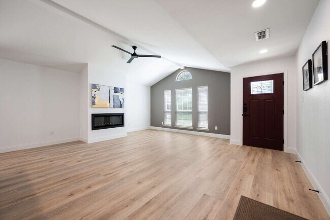 Building Photo - Charming Modern Home with Chef’s Kitchen & Spacious Outdoor Living