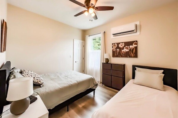 Building Photo - 1528 5th St