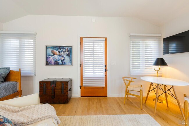 Building Photo - 291 W Thomson Ave